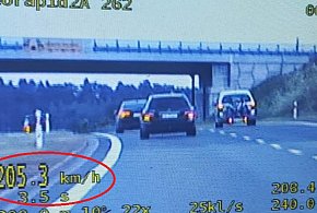 Brawura w Mercedesie? Grupa „speed" ze Świecia jest bezlitosna-27718
