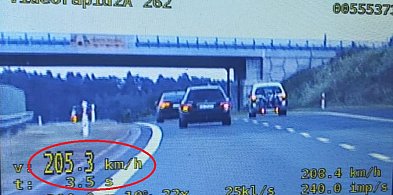 Brawura w Mercedesie? Grupa „speed" ze Świecia jest bezlitosna-27718