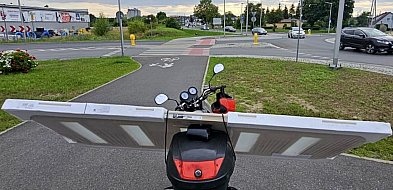 Przewoził drzwi na motorowerze. Zatrzymali go policjanci NAGRANIE-27736