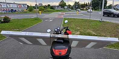 Przewoził drzwi na motorowerze. Zatrzymali go policjanci NAGRANIE-27736