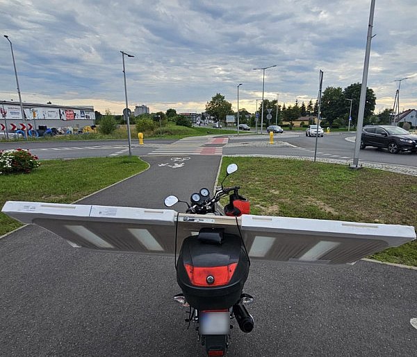 Przewoził drzwi na motorowerze. Zatrzymali go policjanci NAGRANIE-27736