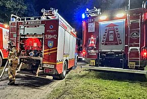 Pożar domu. Strażacy walczyli z ogniem przec całą noc. Dwie osoby ranne-27927