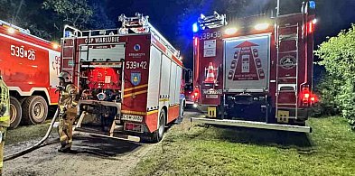 Pożar domu. Strażacy walczyli z ogniem przec całą noc. Dwie osoby ranne-27927