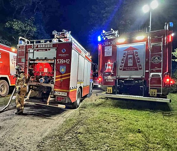 Pożar domu. Strażacy walczyli z ogniem przec całą noc. Dwie osoby ranne-27927