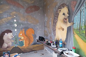 Jeże z gminy Jeżewo zdobią przystanki-4449