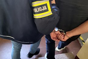 Z zewnątrz wyglądał jak zwykły kontener… w środku policjanci odkryli coś innego-28545