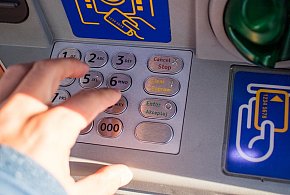Z kont znikały pieniądze. Policja i bank badają ogólnopolski incydent-28658