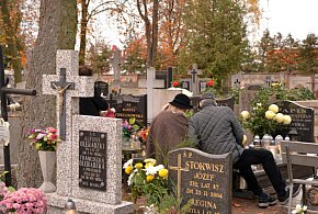 Savoir-vivre na 1 listopada. Jak się zachować podczas wizyty na cmentarzu?-28715