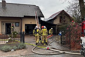 Groźny pożar w Przechowie. Poparzony został mężczyzna-28916