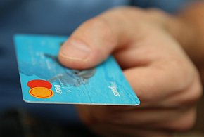 Fiskus skontroluje płatności kartą Polaków? Resort zabiera głos-28937