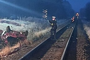 Osobówka wjechała prosto pod pociąg. Młody kierowca nie żyje-28995