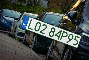 Tablice z zielonymi napisami na kolejnych autach. Nie chodzi o "elektryki"-29338