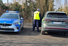 Słony rachunek za telefon w dłoni