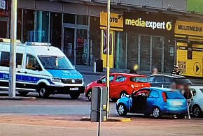 W BMW urządzał sobie drifty przy centrum handlowym