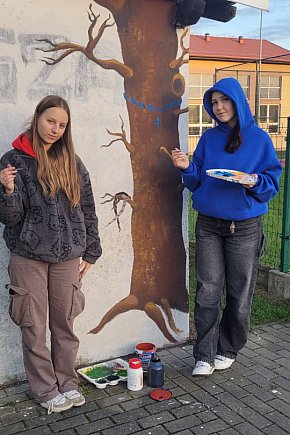 Jeże z gminy Jeżewo zdobią przystanki-4449