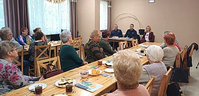 Seniorzy na celowniku oszustów. Policjanci szkolą-28581
