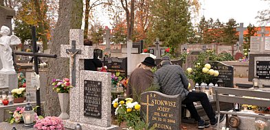 Savoir-vivre na 1 listopada. Jak się zachować podczas wizyty na cmentarzu?-28715