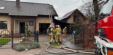 Groźny pożar w Przechowie. Poparzony został mężczyzna-28916