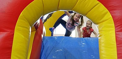 Ferie na pełnych obrotach! Dmuchany zawrót głowy w świeckiej „trójce”