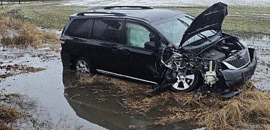 Toyota uderzyła w drzewo. Mokra droga bywa zdradliwa — policjanci ostrzegają