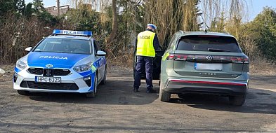 Słony rachunek za telefon w dłoni