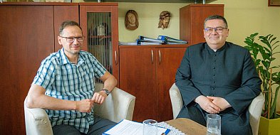 Najpierw być człowiekiem. Rozmowa z ks. Przemysławem Szulcem