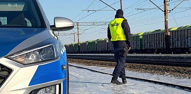 Niebezpieczny skrót przez tory. 40-latek ukarany mandatem w Bukowcu