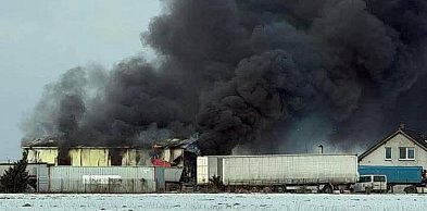 Pożar warsztatu samochodowego w Michalu, w środku niebezpieczne gazy