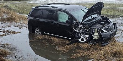 Toyota uderzyła w drzewo. Mokra droga bywa zdradliwa — policjanci ostrzegają