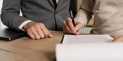 Prefinansowanie a współpraca z bankiem - kiedy warto uwzględnić kredyt lub pożyczk