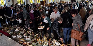 Święconka to coś więcej niż tradycja. Wciąż gromadzi tłumy w kościołach