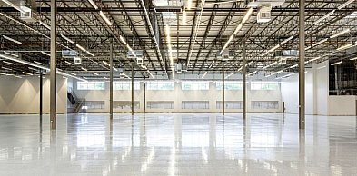 Czym są posadzki przemysłowe i dlaczego hala produkcyjna wymaga specjalnego podłoż