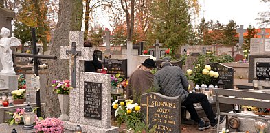 Savoir-vivre na 1 listopada. Jak się zachować podczas wizyty na cmentarzu?-28715