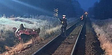 Osobówka wjechała prosto pod pociąg. Młody kierowca nie żyje-28995