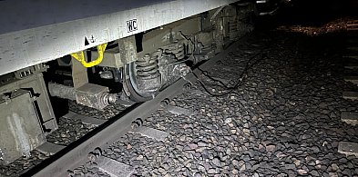 Volkswagen spadł z wiaduktu prosto pod pędzący pociąg-29314