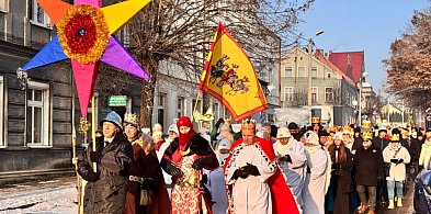 Świecianie w koronach! Radosny Orszak Trzech Króli przeszedł ulicami miasta FILM-29479