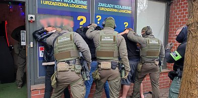 KAS uderza w jaskinię hazardu. Zatrzymane maszyny, pieniądze i... poszukiwany-29491