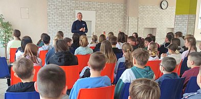 Policjanci odwiedzają szkoły przed feriami