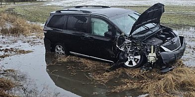 Toyota uderzyła w drzewo. Mokra droga bywa zdradliwa — policjanci ostrzegają