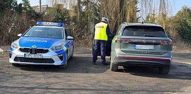 Słony rachunek za telefon w dłoni