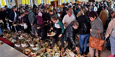 Święconka to coś więcej niż tradycja. Wciąż gromadzi tłumy w kościołach