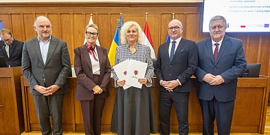 Doposażenie szpitala, budowa remizy i inkubator-28907