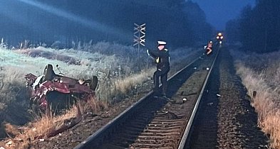 Osobówka wjechała prosto pod pociąg. Młody kierowca nie żyje-28995