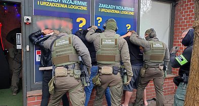 KAS uderza w jaskinię hazardu. Zatrzymane maszyny, pieniądze i... poszukiwany-29491
