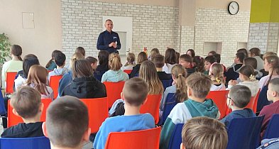 Policjanci odwiedzają szkoły przed feriami