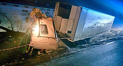 Sześć kolizji w jedną dobę! Dwie Scanie w rowie i roztrzaskane osobówki