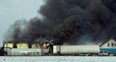 Pożar warsztatu samochodowego w Michalu, w środku niebezpieczne gazy