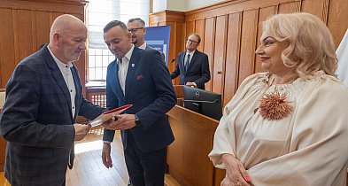 Wielkie inwestycje w edukację, kulturę i bezpieczeństwo. Marszałek dzieli fundusze