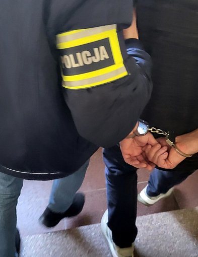 Z zewnątrz wyglądał jak zwykły kontener… w środku policjanci odkryli coś innego-28545