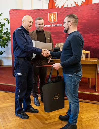 Daniel Kulczyk uratował mieszkańców płonącego budynku-28928